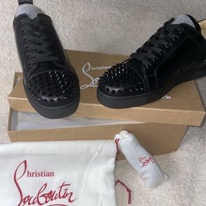 LOUIS JUNIOR SPIKES FLAT CAL

Designer: Christian Louboutin